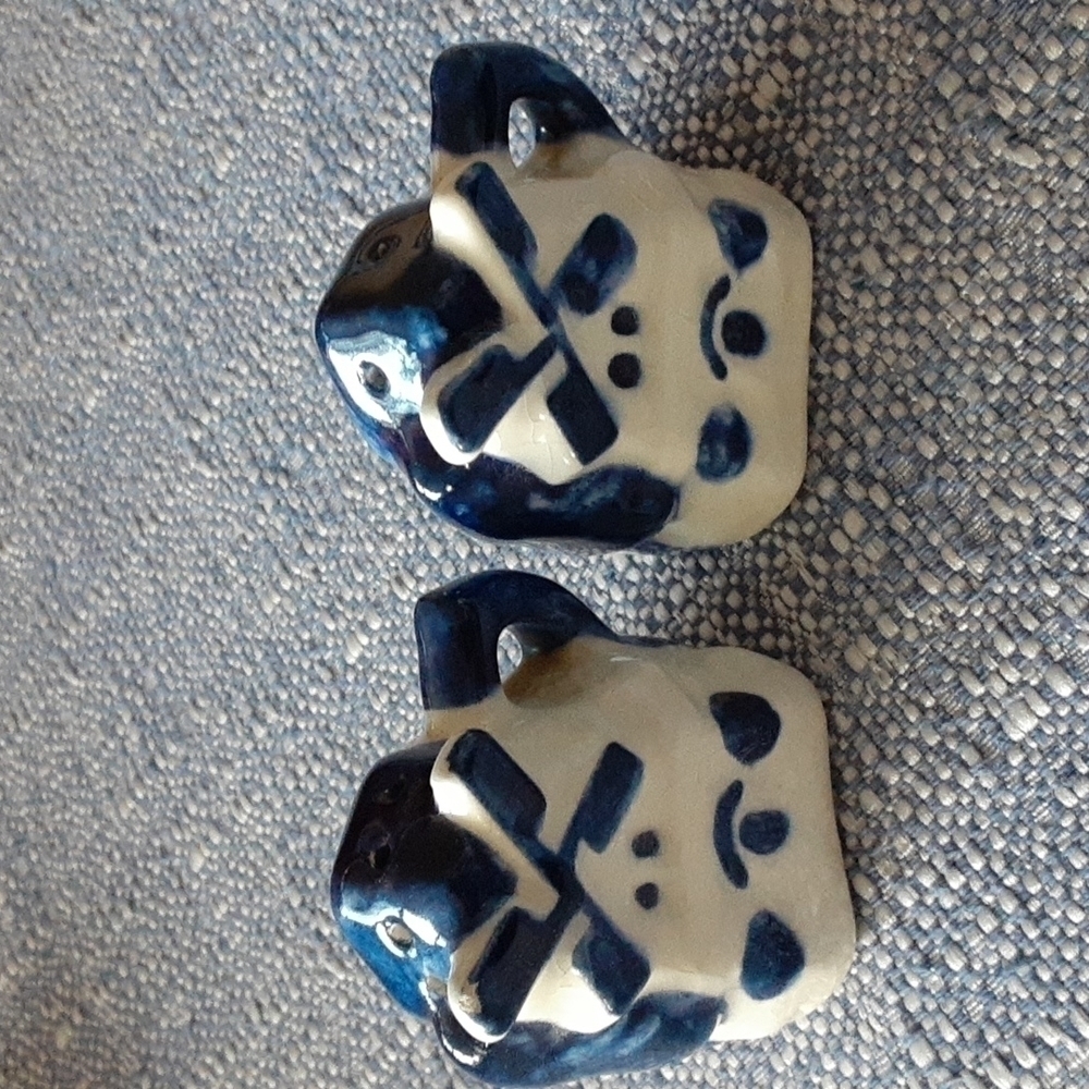 DUTCH Windmill salt/pepper Shakers. See pics for size, blue/white.